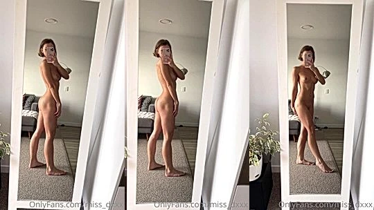 hot Kiwi babe Miss_Dxxx teasing her naked body in the mirror