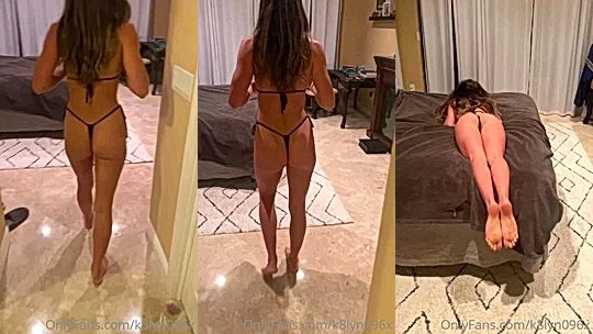 K8lyn096 teasing her naked ass and pussy in bed