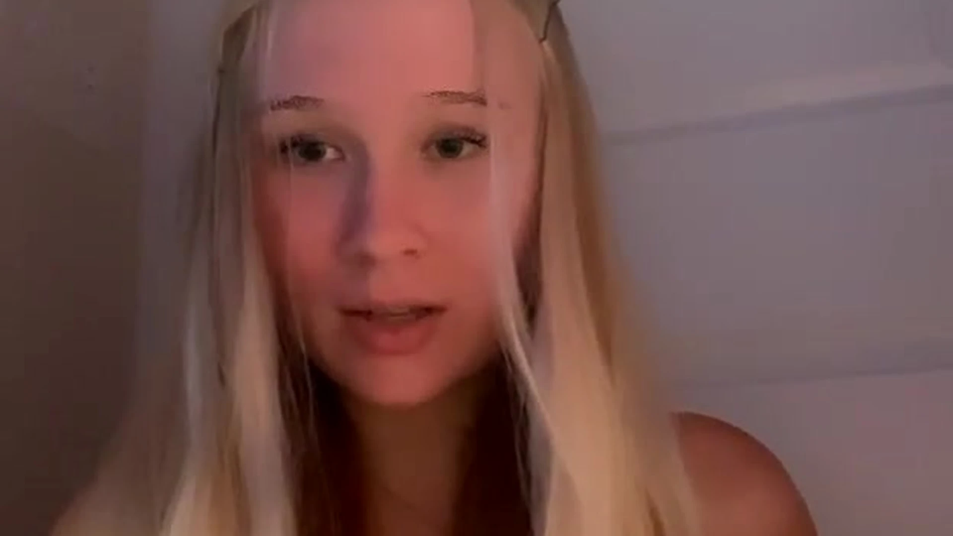 Langelinea1 teasing her nked tits