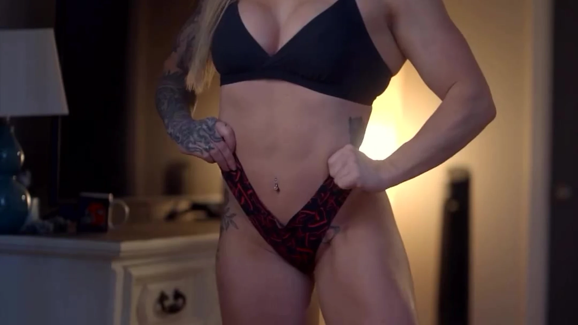 Kristin Pope training her fit body at the gym
