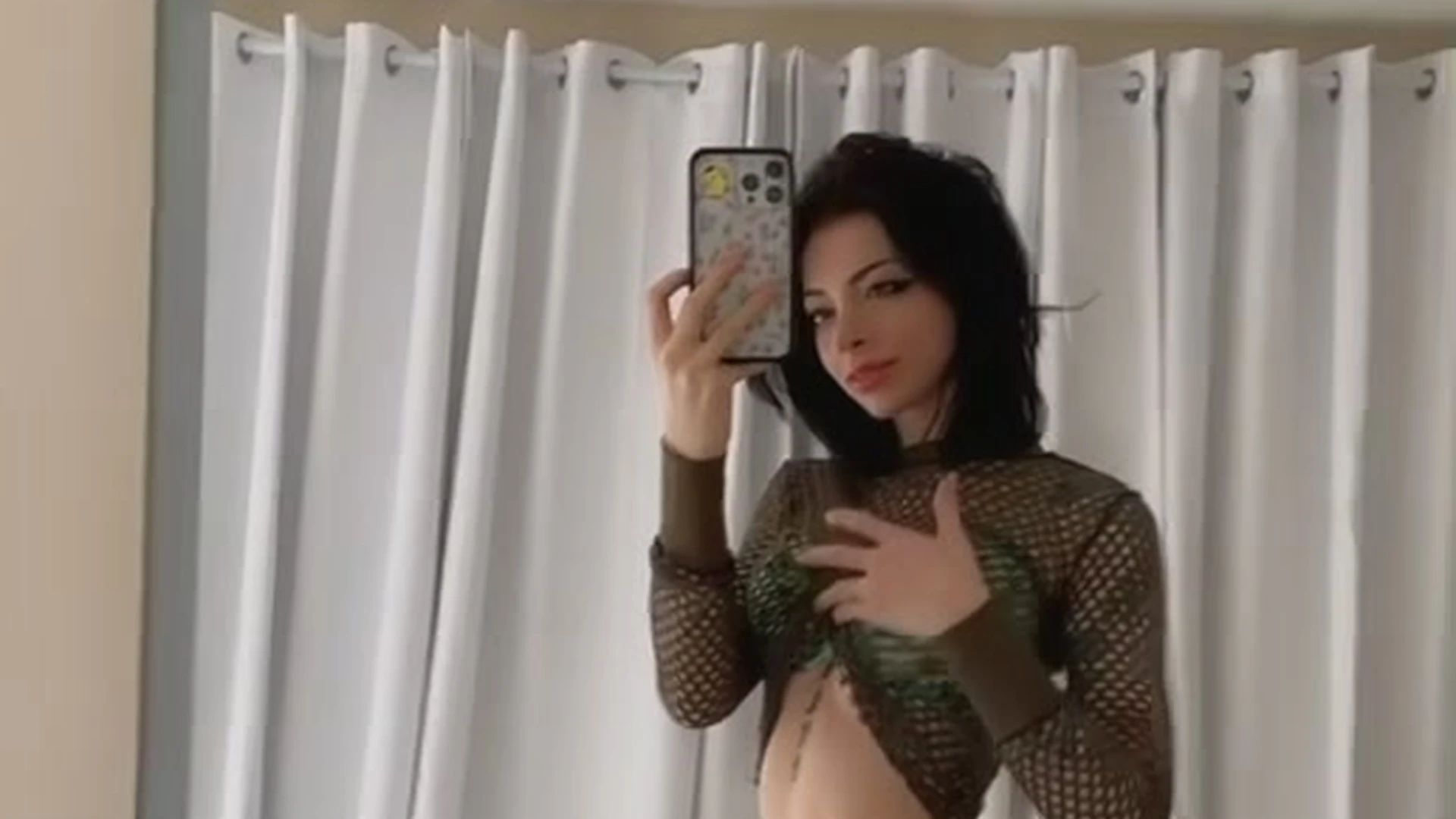 Noemiexlili showing off her fishnet bodysuit