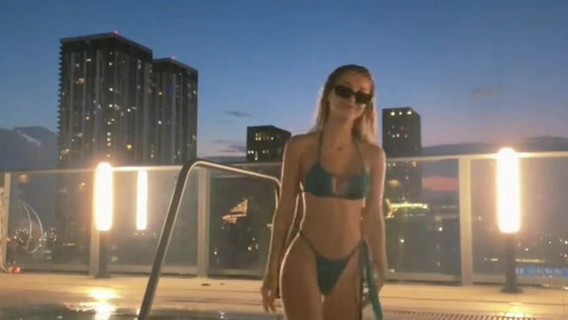 Babybellllzzzz midnight teasing her bikini in the pool