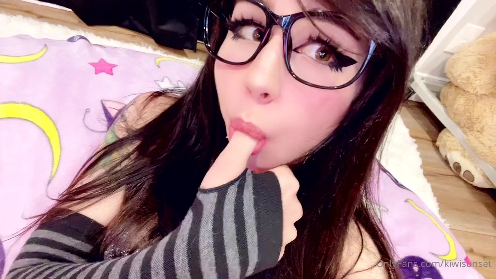goth girl Kiwi Sunset sucking on her thumb and tongue play