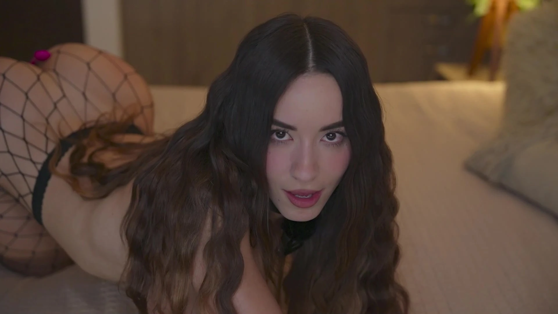 Eimigirl shaking her big ass left and right in her fishnet pantyhose