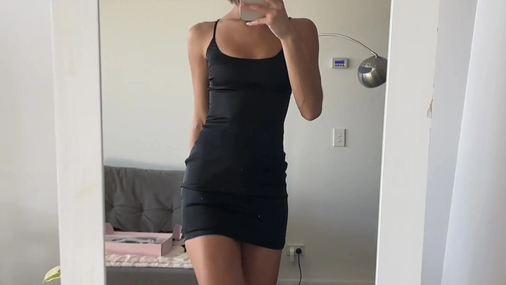 Miss_Dxxx tesaing her sexy tight dress