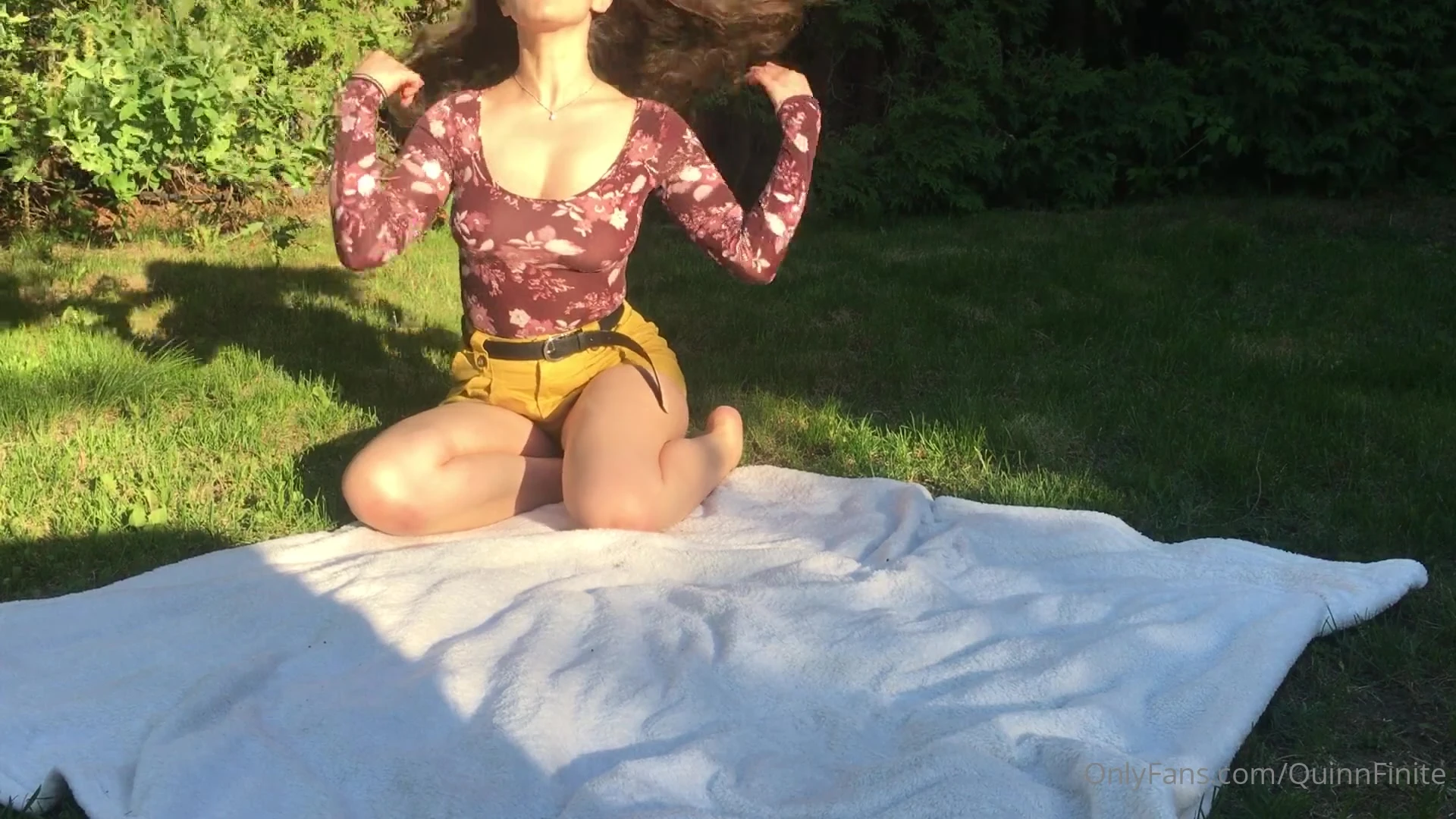QuinnFinite teasing her hot body sunbathing in the backyard