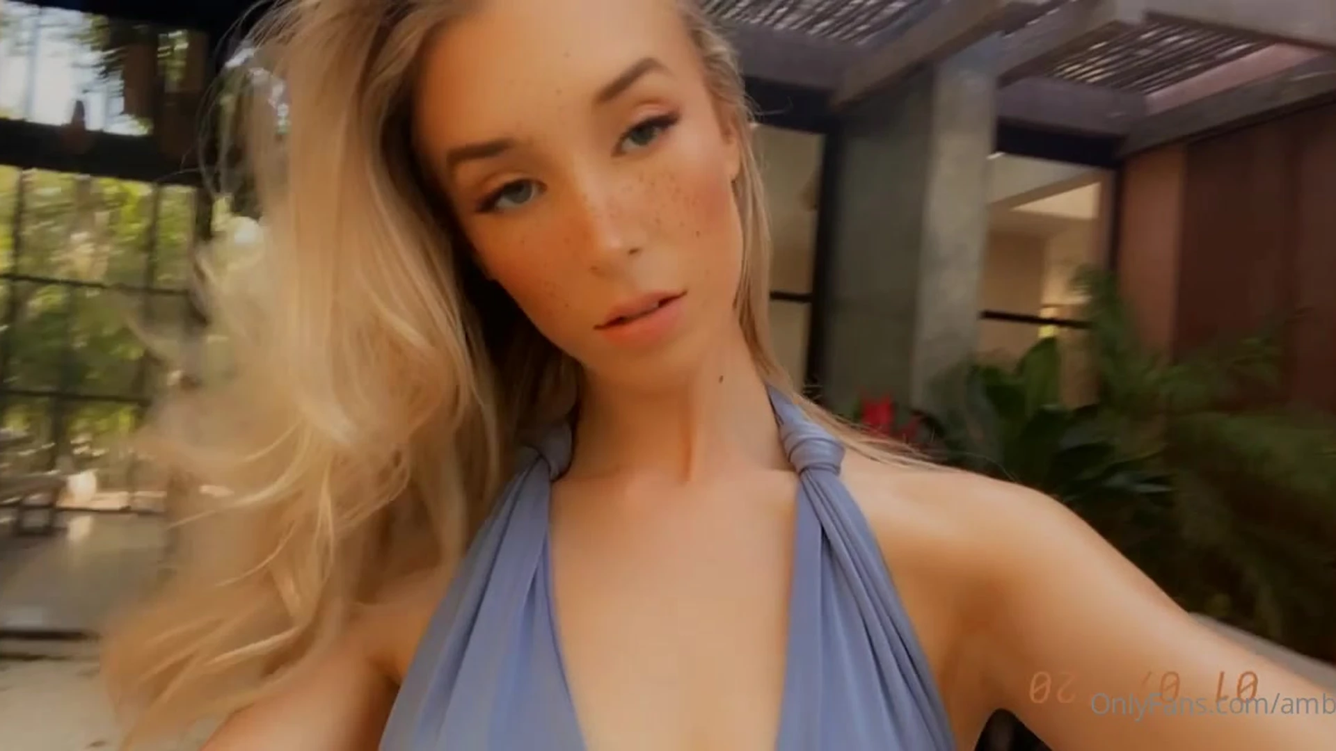 Goddess_amber20 flashing her naked perky tits outdoors