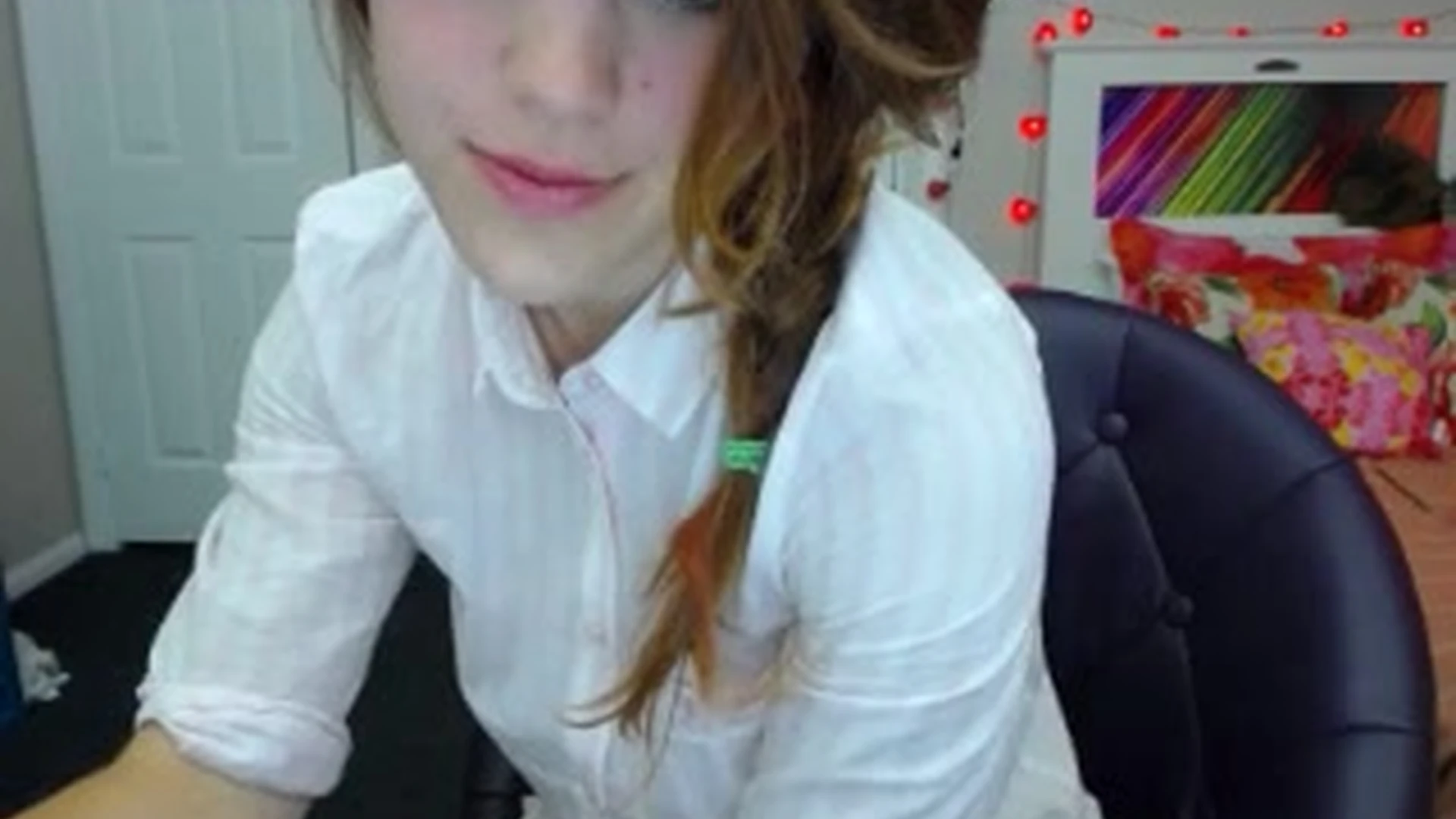 Molly Stewart getting naked and vibrator masturbation livestream
