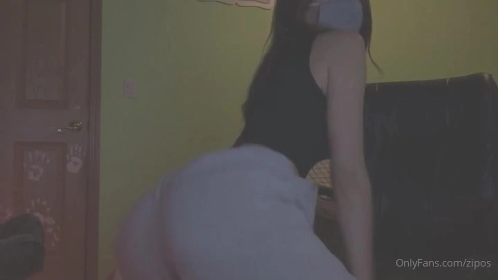 Zipoz twerking her booty in the bedroom