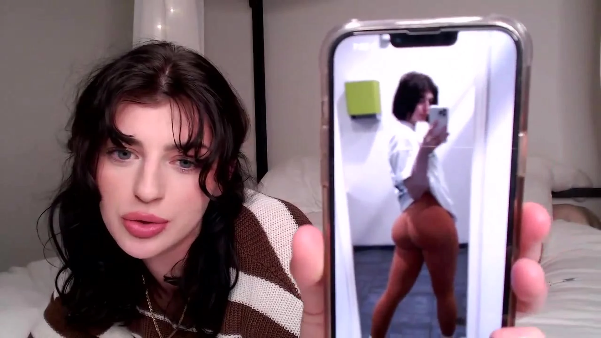 Queenpussybossv teasing hre hot naked ass in bed