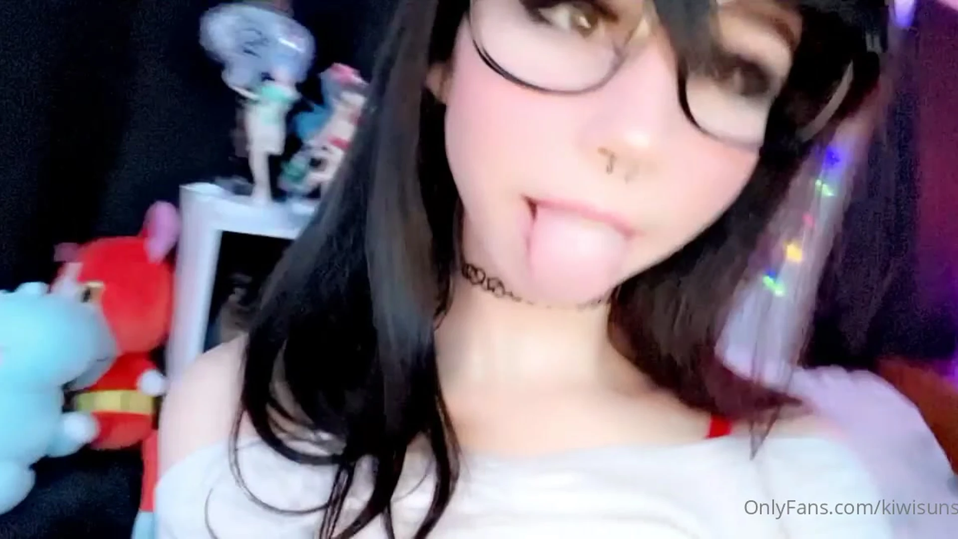 Kiwi Sunset teasing her tongue and saliva