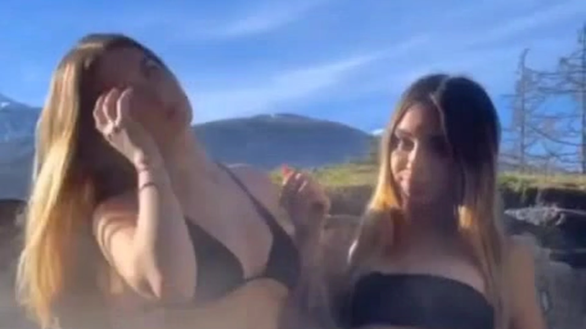 Laura Sommaruga two hot chicks teasing in the outdoor hot tub