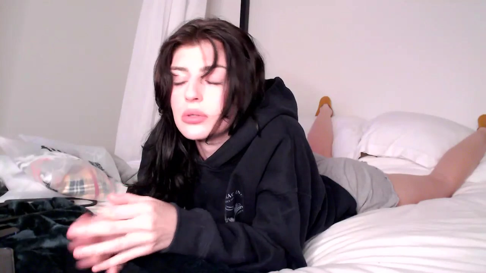 Queenpussybossv teasing her sexy lingerie in bed