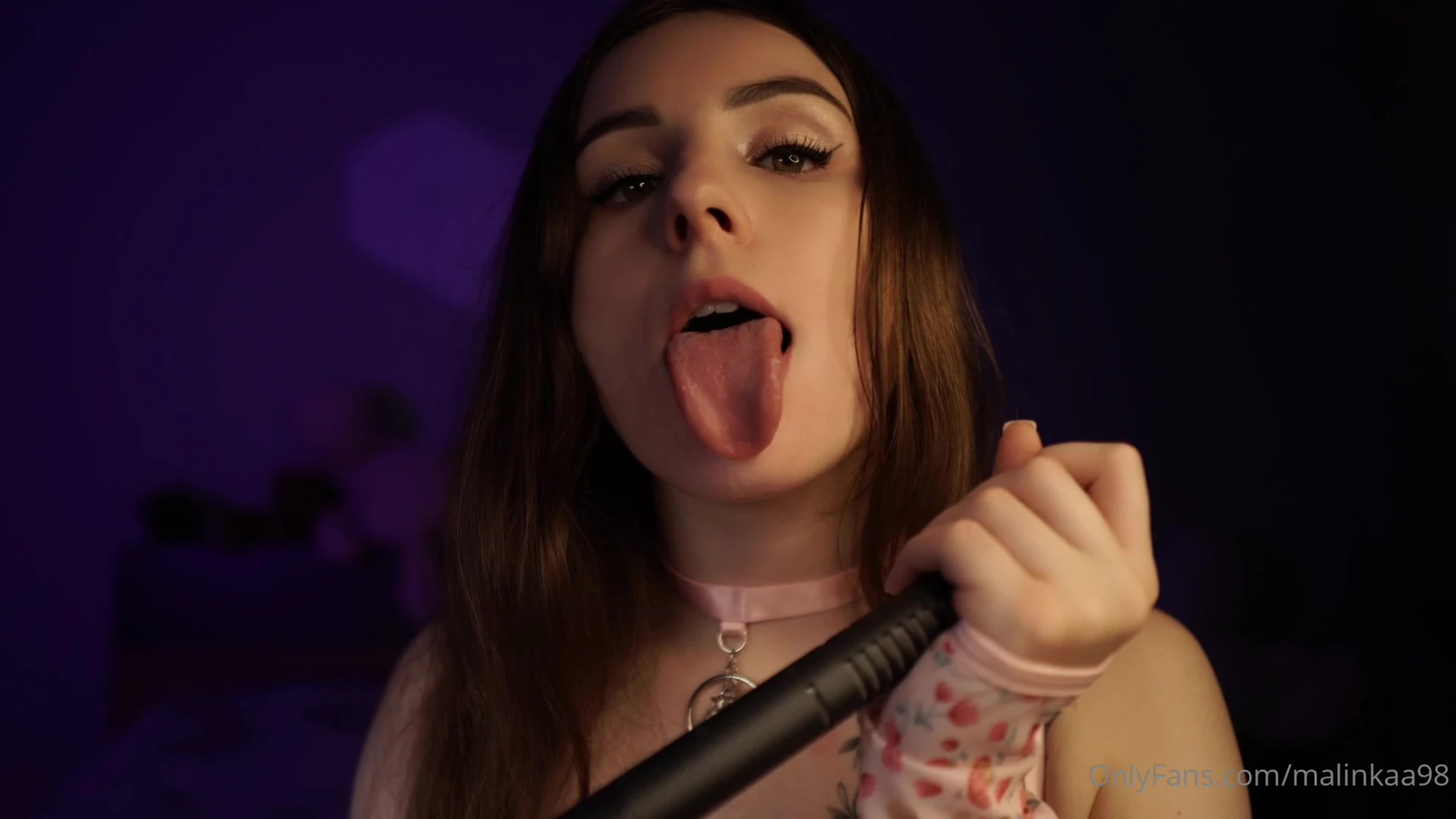 Malinkaa98 jerking off a black asmr rod on livestream