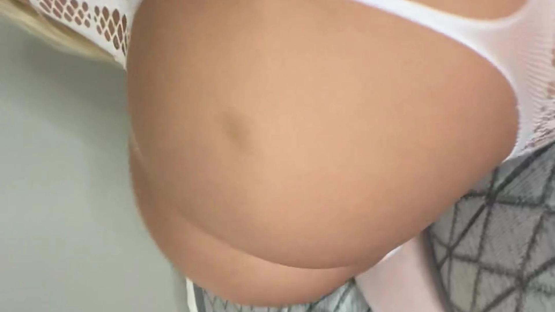 thicc babe Haleigh Cox teasing her big round ass