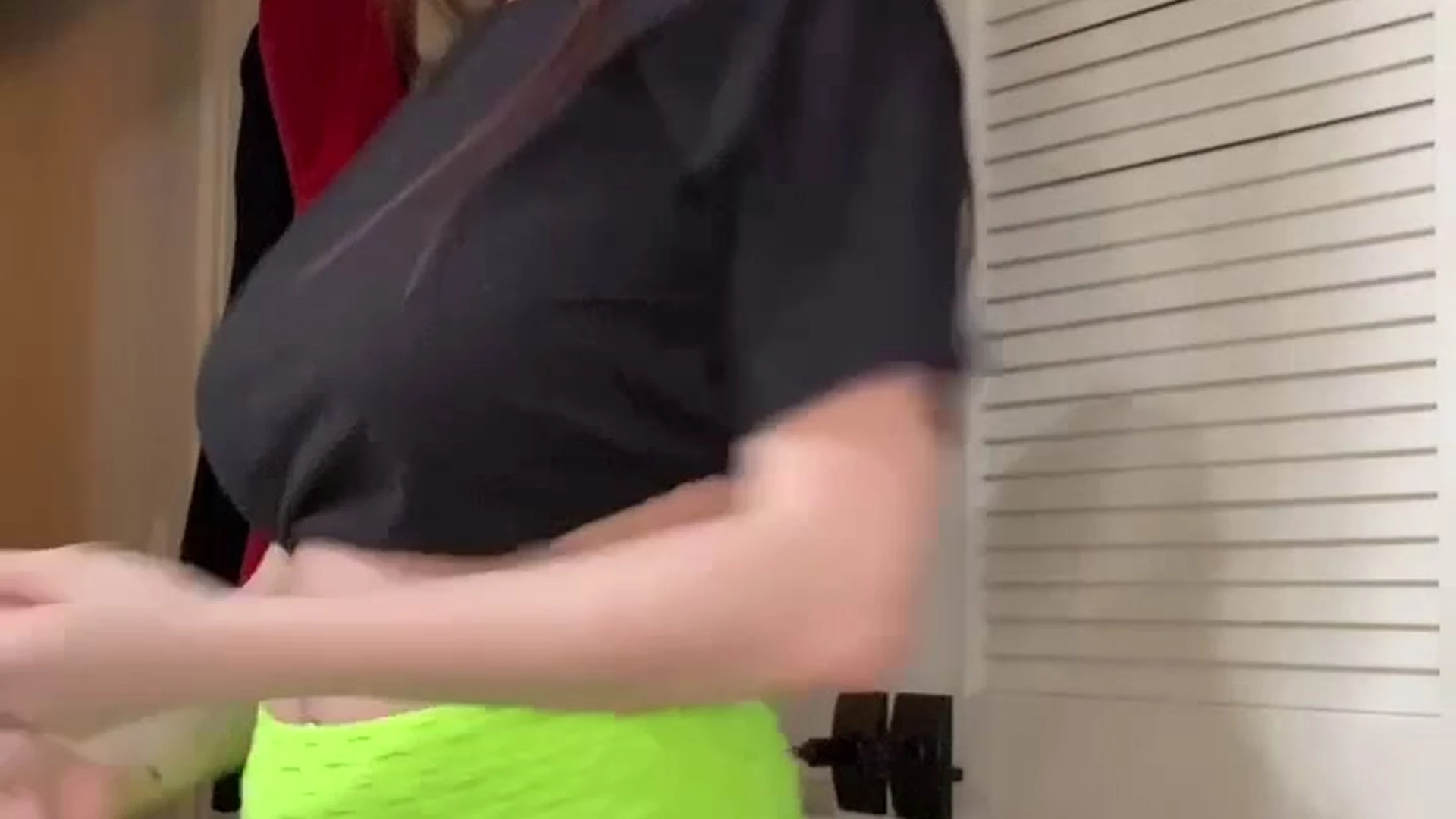 Gii_xoxo69 teasing her camel-toe in tight leggings
