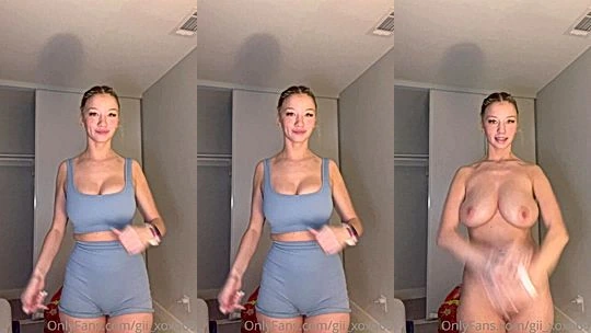 Gii_xoxo69 teasing her naked body in the bathroom mirror