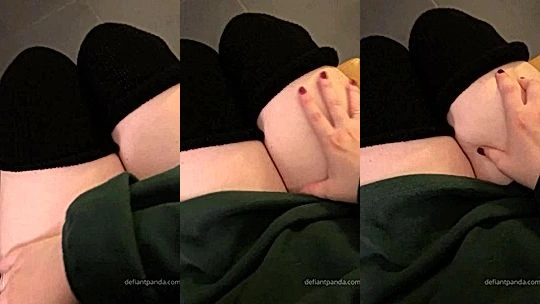 Defiantpanda teasing her thicc thighs