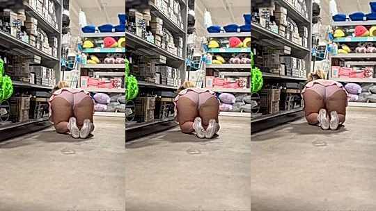 Haleigh Cox sneakishly twerking her naked ass in the supermarket