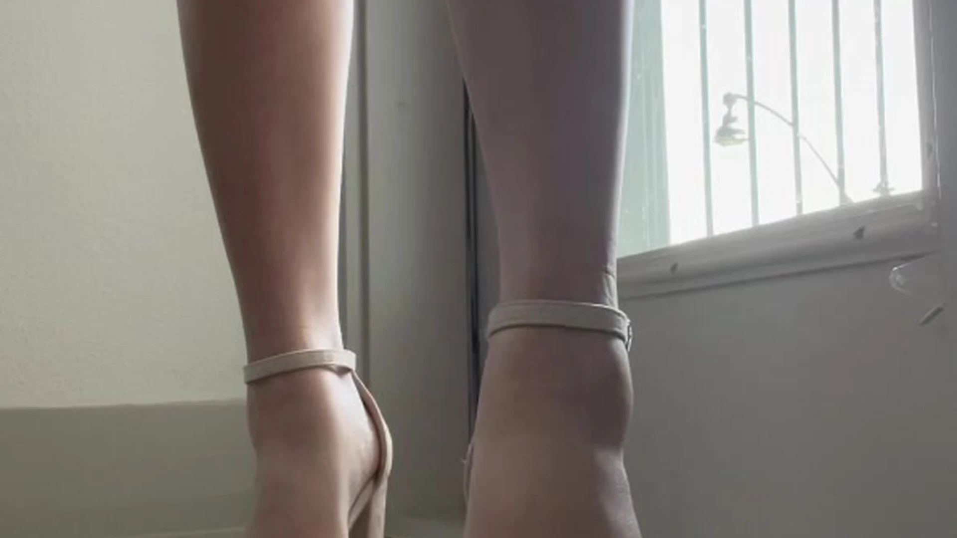 Rosikarterkiss teasing her feet in high heels